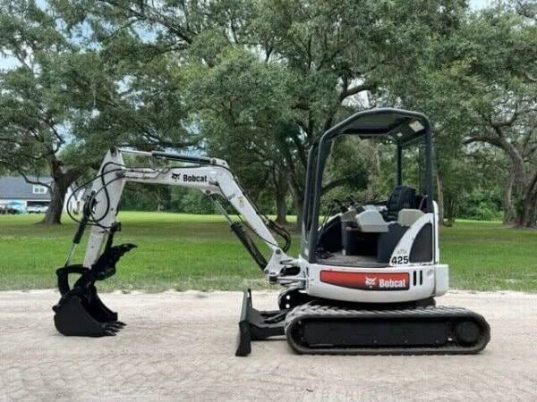 Bobcat 425G, (2008), 2095 heures, 2.7T + 4 Godets – occasion