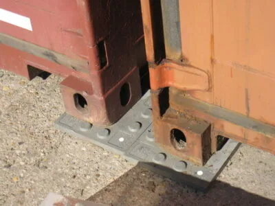 PLAQUE DE CALAGE POUR CONTAINERS SUR SOLS DURS