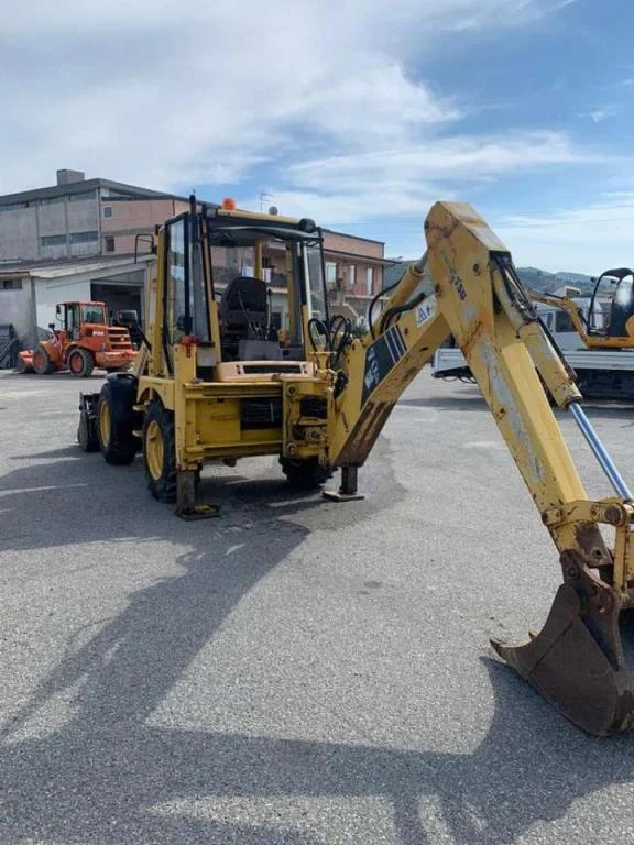 2005 KOMATSU WB70A