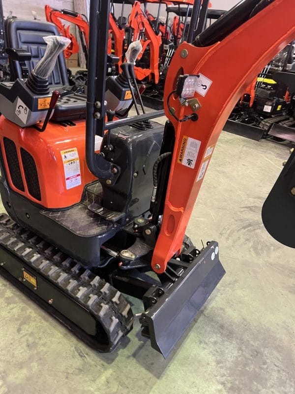 MINI EXCAVATRICE 1200 KG MOTEUR KUBOTA 3 CYLINDRES AVEC CHENILLES RÉTRACTABLES DE 74 CM