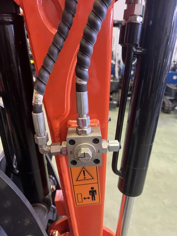 MINI EXCAVATRICE 1200 KG MOTEUR KUBOTA 3 CYLINDRES AVEC CHENILLES RÉTRACTABLES DE 74 CM