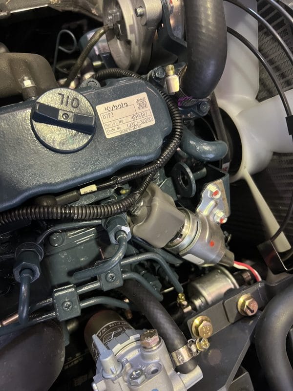 MINI EXCAVATRICE 1200 KG MOTEUR KUBOTA 3 CYLINDRES AVEC CHENILLES RÉTRACTABLES DE 74 CM