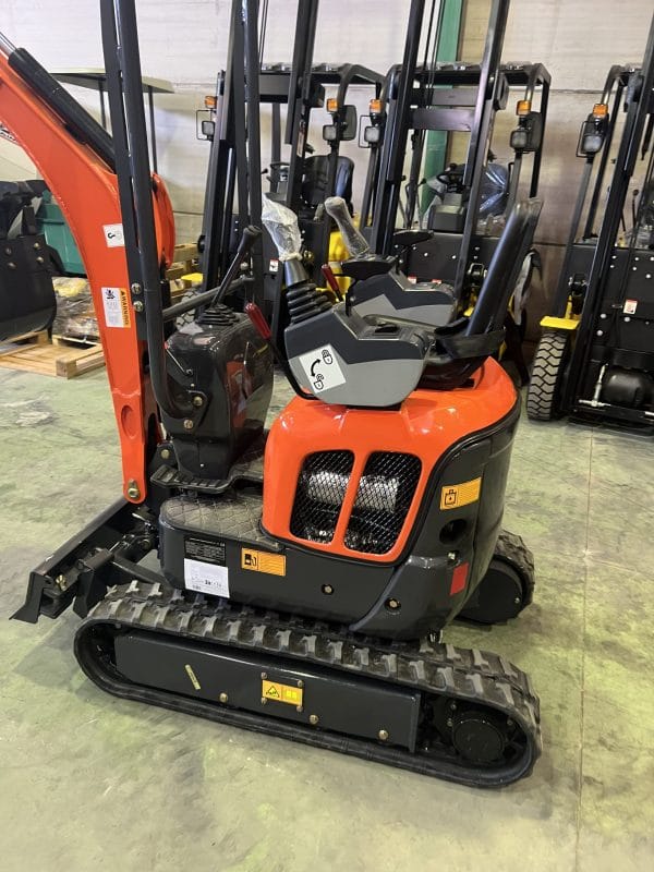 MINI EXCAVATRICE 1200 KG MOTEUR KUBOTA 3 CYLINDRES AVEC CHENILLES RÉTRACTABLES DE 74 CM
